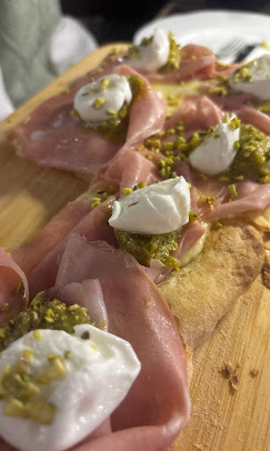 Tartine con crudo e pistacchio